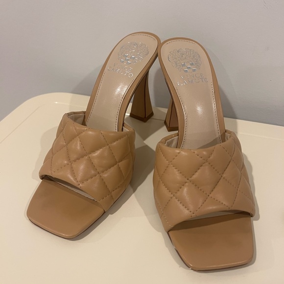 Vince Camuto Diamond Quilted leather sandal - size 7 - Picture 3 of 9